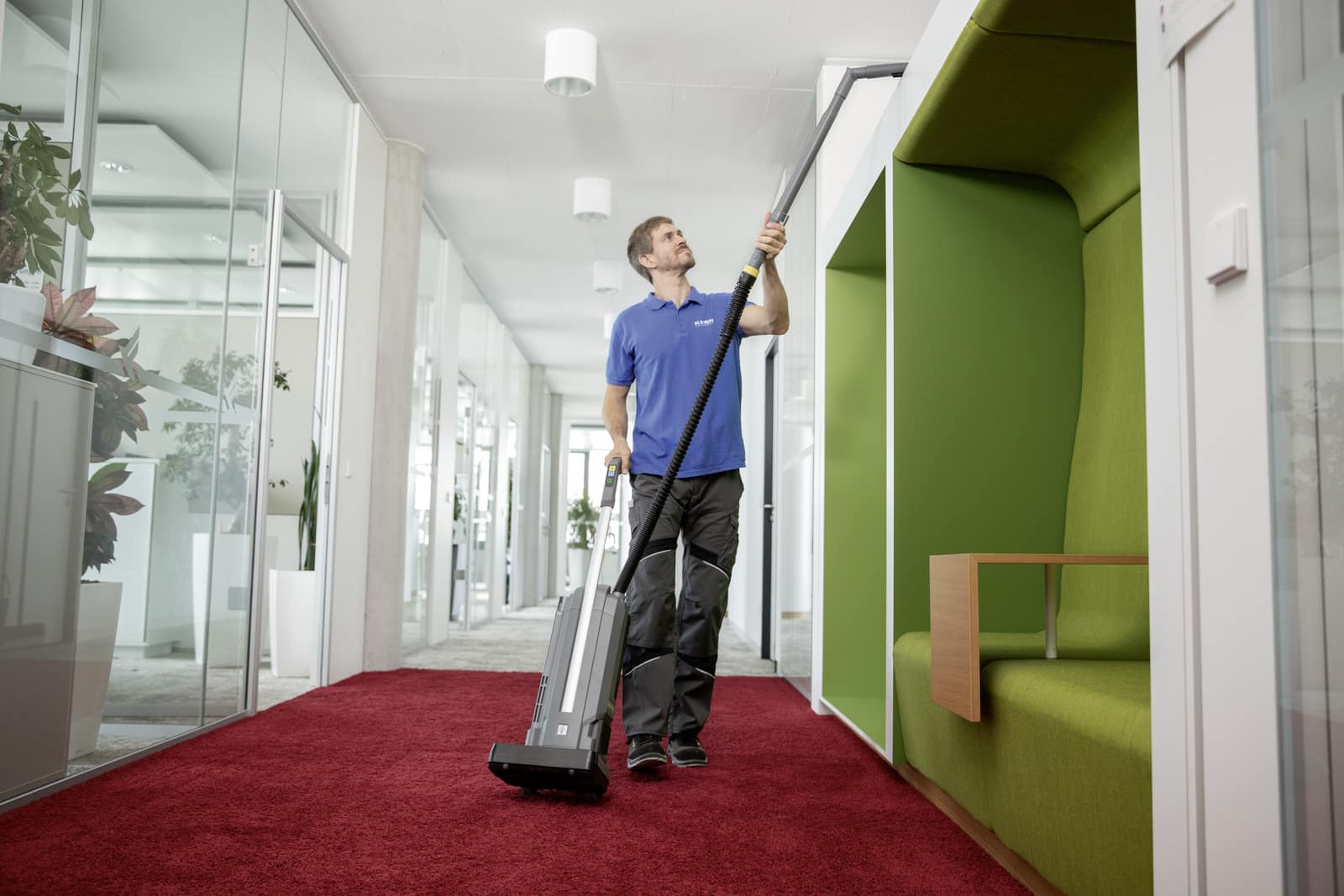 Kärcher CV 30/2 Bp Battery Upright Vacuum Cleaner - Image 5