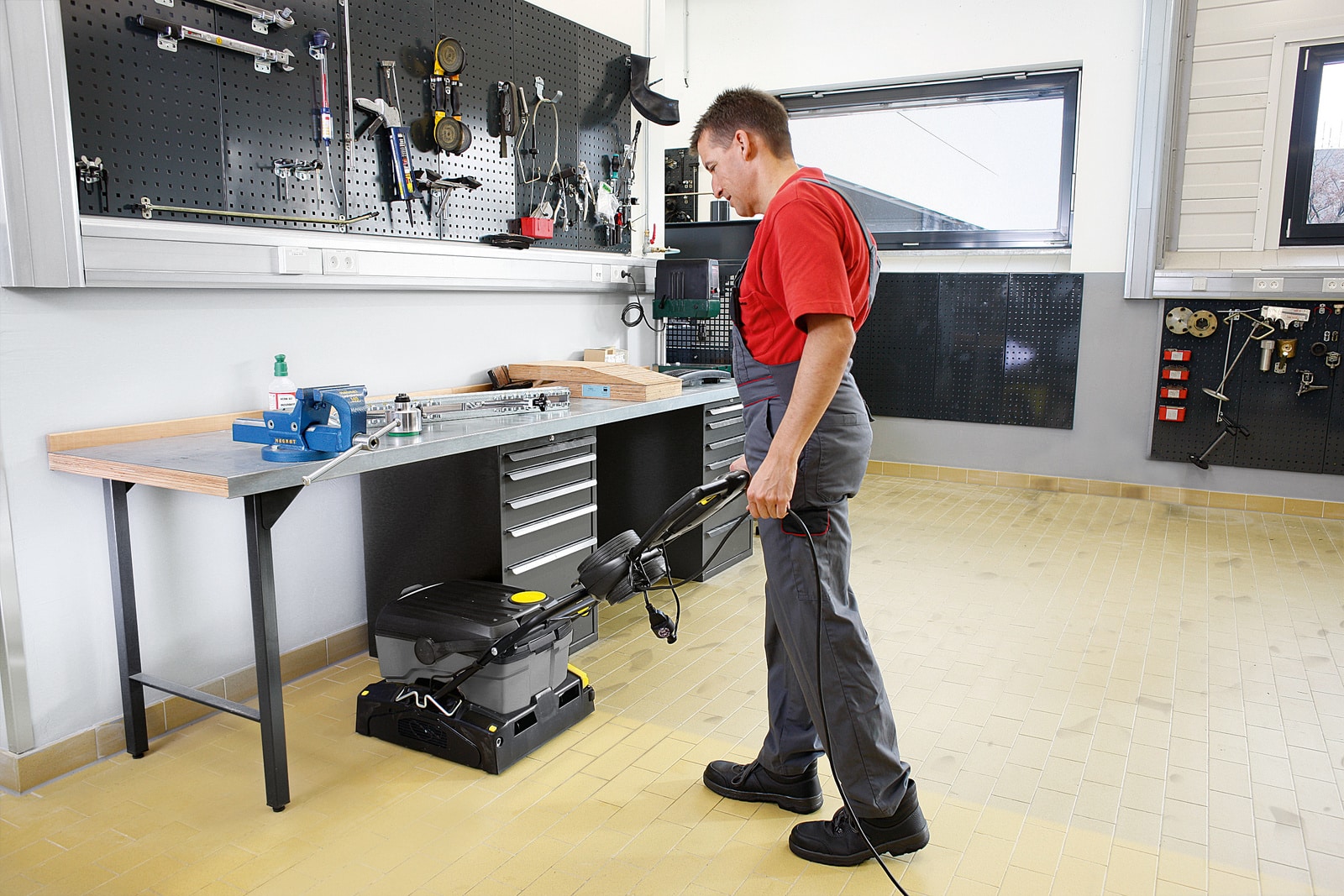 Kärcher BR 40/10 - Compact Scrubber Dryer - Image 3